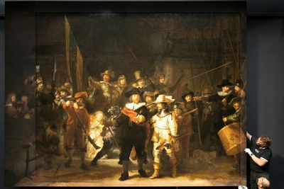 Kantene til «Nattevakten» av Rembrandt er rekonstruert og hengt opp som en ramme rundt det originale maleriet.
