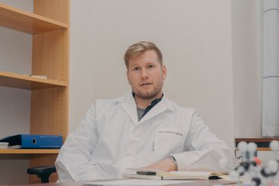 Førsteamanuensis i organisk kjemi Alexander H. Sandtorv ved UiO kan telle på to hender de gangene han har mltt skeive fagkollegaer i Norge og i utlandet. Han håper skeive realister og teknologer kan begynne å ta mer plass, og har flere forslag til hvordan det kan gjøres.  Her fotografert for Morgenbladet i 2020.