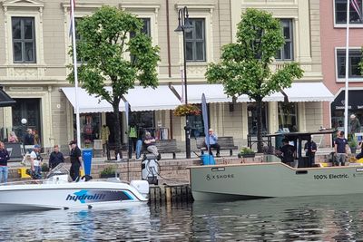 Havnebassenget i Arendal framsto uvanlig miljøriktig med alle de elektriske båtene som var fortøyd rundt i forbindelse med Lydløs-konferansen.