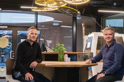 Daglig leder Helge Bjorland (t.v.) og salgsdirektør Jan Kristiansen i Globus AI. Siden i fjor har selskapet gått fra rundt 20 til over 40 ansatte.