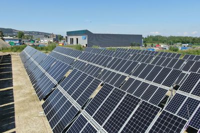 Snart åpner Norges første solcellepark med trackere og bi-facialpaneler ved ROAFs miljøpark på Berger ved Skedsmokorset.