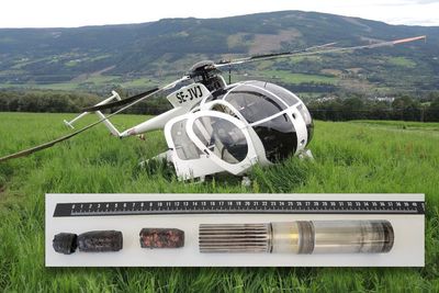 Hughes Helicopters 369D-helikopteret og de to vinkorkene som ble funnet i den inngående akslingen til hovedgirboksen.