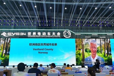 Fylkesordfører Jon Askeland fra Vestland fylkeskommune mottok prisen digitalt under konferansen i Kina. 
