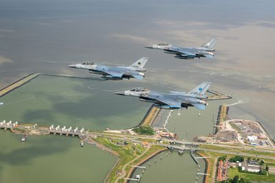 Tre nederlandske F-16 i formasjon over Afsluitdijk i forbindelse med flytypens farvel til Friesland tirsdag 22. juni.