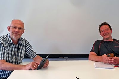 Fv. prosjektleder Nils Ragnar Tvedt og daglig leder for Holbæk Anlegg, Andreas Høigilt skriver under kontrakten.