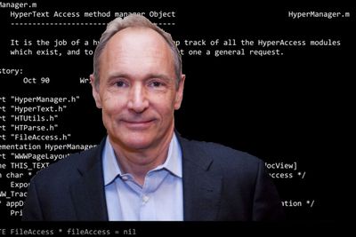 Tim Berners-Lee foran kildekoden til den aller første nettleseren. Fotografiet av Berners-Lee er fra 2012.