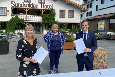 Adm. dir. Anette Aanesland i Nye Veier, statsminister Erna Solberg og samferdselsminister Knut Arild Hareide etter signeringen på Sundvolden Hotel 1. juli.