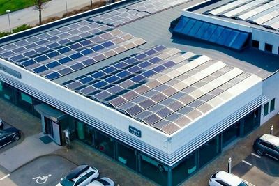 Med solceller på taker og en mer og mer elektrisk bilpark, er batteri et naturlig neste steg for Møller Eiendom. Bildet er fra Forus i Stavanger.