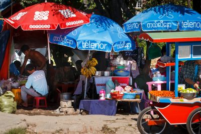 Telenor etablerte seg i Myanmar i 2014. Etter at militæret tok over makten i februar i år, har situasjonen i landet forverret seg. Selskapet vurderer nå å selge seg ut. Bildet er fra 2014.