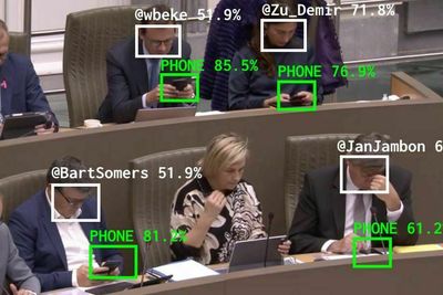 Belgiske politikere må finne seg i å bli uthengt om de bruker mobilen i arbeidstiden.