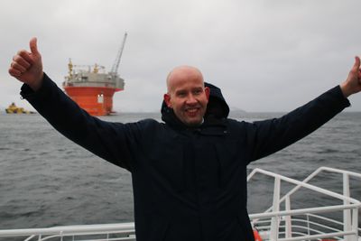 Tord Lien var olje- og energiminister i tre år, fram til 2016. Her jubler han over at Goliat-plattformen var ankommet Norge. Goliat er per i dag den nordligste plattformen på norsk sokkel, 85 kilometer nordvest for Hammerfest. Wisting ligger 310 kilometer nord for kysten av Finnmark.