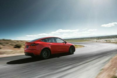 Kinesisk-produserte Tesla Model Y kommer til Norge allerede i august.