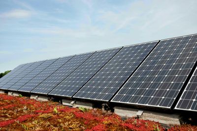 Særlig på private hjem blir det installert solceller i Tyskland. Energibransjen vil øke installasjonstakten med 50 prosent fram til 2030.