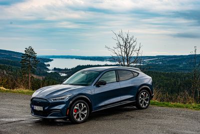 Ford Mustang Mach-e er én av bilene vi har opplevd irriterende ulyder i. Se videoen for å høre lyden.