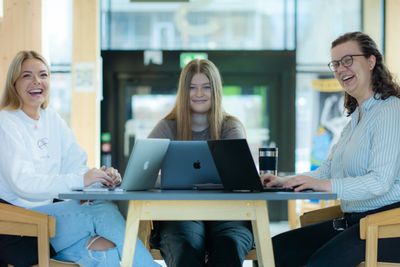 Vilde Nylund Johnsen (t.v.), Karianne Kjønås og Thea Thomassen er godt fornøyd med oppgaven de skrev sammen i IT-drift og informasjonssikkerhet på NTNU Gjøvik.