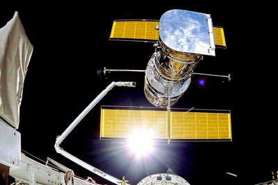 Hubble ble satt i bane fra romfergen 25. april 1990 og har siden blitt vedlikeholdt flere ganger.