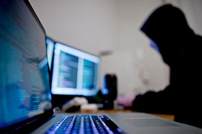 Svindlere har forsøkt å lure tusenvis slik at de kan aktivere en engangskode-app på sin egen telefon i såkalte phishing-forsøk. 