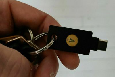 Bildet viser Yubikey 5, som blant annet beskytter mot phishingangrep og kontoinnbrudd. Produktet fikk rosende omtale i en test på digi.no i fjor høst.