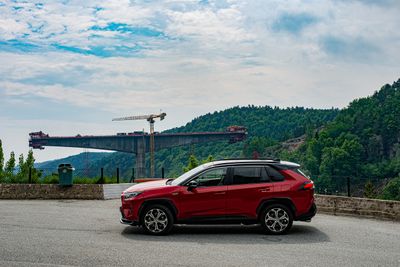 Toyota RAV4 gir 75 km WLTP-rekkevidde med batteriet og nesten 800 kilometer ved hjelp av bensinmotoren. Her står bilen ved Trysfjorden, hvor det bygges ny bro for E39.