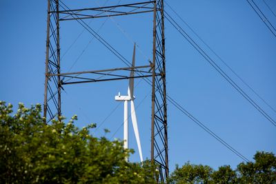 Florø 20200616. 
Arbeidet med å montere vindmøller pågår for fult på Guleslettene vindpark like ved Florø. Totalt skal det reises 47 vindmøller i dette området. Hvert tårn er 90 meter høyt. Parken skal produsere nok strøm til over 43 000 eneboliger hvert år.
Foto: Tore Meek / NTB