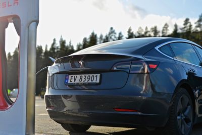 Tesla kan bli en vesentlig leverandør av strøm til den norske elbilparken – eller i alle fall den som er godt nok spekket til å ta i mot effekten Tesla tilbyr.