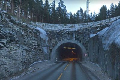 Amlatunnelen øst for Kaupanger i Sogn er en av tunnelene hvor vanndrypp skal tettes.