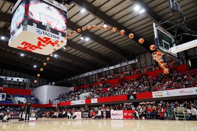 Den fjerde versjonen av CUE, altså CUE4, på en basketballkamp i Japan i 2020. Bildet er redigert for å vise banen til ett av kastene.