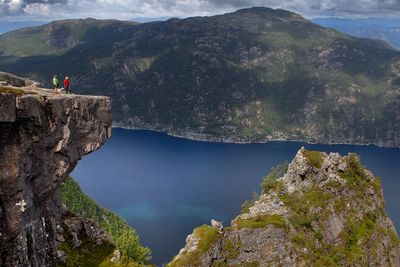 Ikke alle deler av Hjelmeland kommune har fått bredbånd. Her representert ved et bilde fra det spektakulære fjellet Skomakarnibbå. Nå er anbud ute for flere prosjekter i Hjelmeland og åtte andre kommuner i Rogaland fylke.