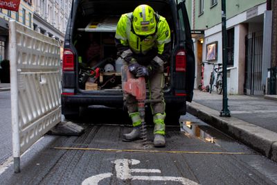 Sensorer for smart parkering installeres på en av Oslos HC-parkeringsplasser.