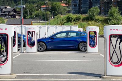 Snart åpner Tesla for andre bilmerker på ladestasjonene sine. Her fra Indre Arna i sommer.