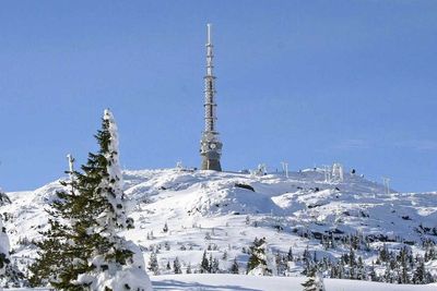 Det digitale bakkenettet består av 430 store sendere, som denne på Jonsknuten nær Kongsberg. I tillegg er det 530 mindre sendestasjoner i det såkalte skyggenettet. Kanskje kan arbeidet med TV over 5G bidra til bedre tjenester på sikt. 