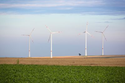 Hele energibehovet til Tyskland kan dekkes av fornybare kilder i løpet av 10 til 15 år, ifølge en fersk rapport. Spesielt vind vil spille en viktig rolle i å få det til, her illustrert ved vindturbiner i Rhine-Hesse i Tyskland. 