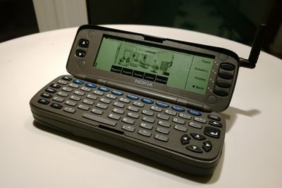 Nokia 9000 Communicator hadde stor skjerm og fysisk QWERTY-tastatur i tillegg til muligheten for internettaksess via mobilnettet.