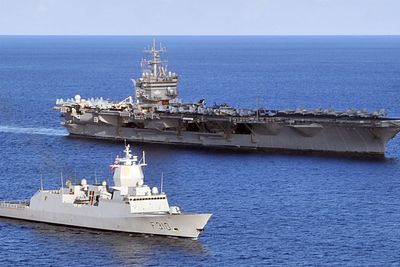 KNM Fridtjof Nansen sammen med hangarskipet USS Enterprise under Comptuex i oktober 2010. Elleve år etter skal fregatten igjen delta i en slik forberedende øvelse.