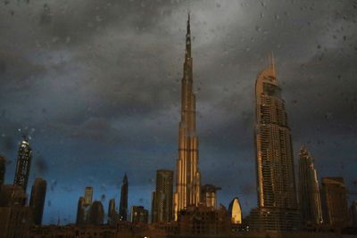 Ørkenklimaet i Dubai trenger kunstig stimuli for å få mer regn.