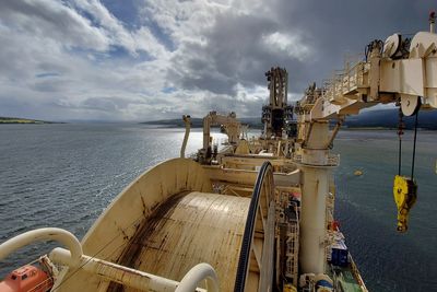 Neptune Energy og TechnipFMC har fullført installasjonen av verdens lengste oppvarmede produksjonsrør, kalt electrically trace-heated pipe-in-pipe solution (ETH), på Felja-feltet i Norskehavet. Her fra selve installasjonen. 