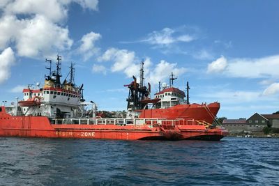 Bellona aksjonerer mot to gamle offshoreskip som ligger i opplag ved Bru kai i Stavanger kommune. De planlegger å inspisere skroget og vil ta seg om bord dersom tilstanden er så dårlig som de frykter. 