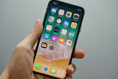 Apple lover at langt fra alle fotografier lagret på Iphone og andre Apple-enheter vil bli skannet av den kommende funksjonen, som skal varsle selskapet om bilder av seksuelle overgrep mot barn.