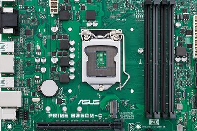 Hovedkortet Asus Prime B360M-C er blant dem som nå kan klargjøres for Windows 11.