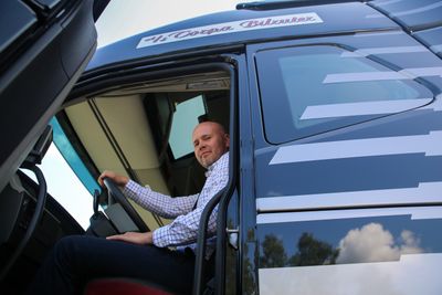 John Strand, daglig leder i Asko Transport, i førersetet til Norges første batterielektriske lastebil.