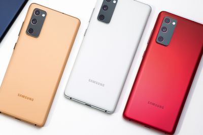 Det er nok ikke de aller mest avanserte smartmobilene som vil bli produsert i Pakistan, siden produksjon av 5G-mobiler ikke er en del av autorisasjonen fra landets teletilsyn. Bildet viser Galaxy S20 FE, som også tilbys uten 5G-støtte.