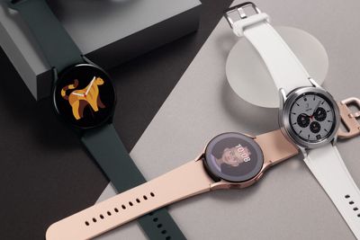 Dette er de nye klokkene fra Samsung, Galaxy Watch4 til venstre og i midten, og Galaxy Watch 4 Classic til høyre.