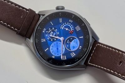 Huawei Watch 3 Pro er en svær sak. Men mange mekaniske klokker er større. Så vidt vi vet har ingen smartklokke med OLED-skjerm lenger batterilevetid enn denne.