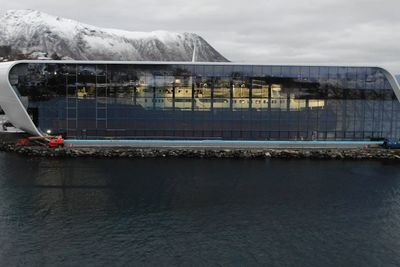 Det nye vernebygget er som en monter med ett stort utstillingsobjekt! Bygningsformen er inspirert av MS Finnmarken fra 1956.