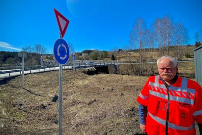 Prosjektleder Odd Johansen i Statens vegvesen på riksvei 4, ved rundkjøringa på Hadeland.