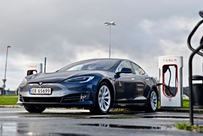 Tesla Model S lader ved Tesla Lyngdal Supercharger.