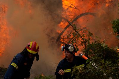 Rapporten FNs klimapanel publiserte ble beskrevet som «kode rød for menneskeheten» av generalsekretær António Guterres, skriver artikkelforfatteren. Bildet er fra de voldsomme brannene i Hellas tidligere i sommer.