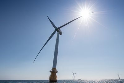 I forbindelse med Arendalsuka lanserte en råvareanalytiker ideen om at Norge bør investere 100 milliarder kroner i året fram til 2030, for å få stort nok volum på vindkraft.