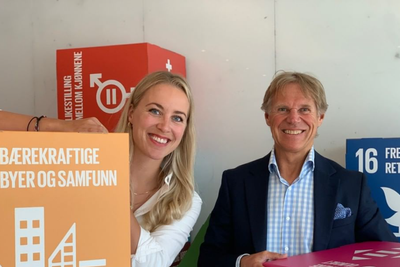– Jeg går for at vi skal være best i Norge, sier Gina Marie Qvale, kommunikasjonsansvarlig for Rambølls bærekraftteam. Her omkranset av FNs bærekraftsmål, med administrerende direktør Ole Petter Thunes.
