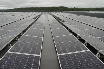 SOLSKINNSHISTORIE: Gjennom en rekke innovative løsninger er det oppnådd en kostnadsbesparelse på hele 15 prosent på solcelleanlegget på REMA 1000s nye lagerbygg.